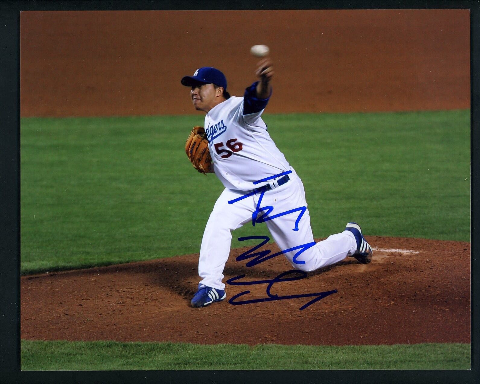 Hung-Chih Kuo Signed Autographed 8 x 10 Photo Poster painting Los Angeles Dodgers in action