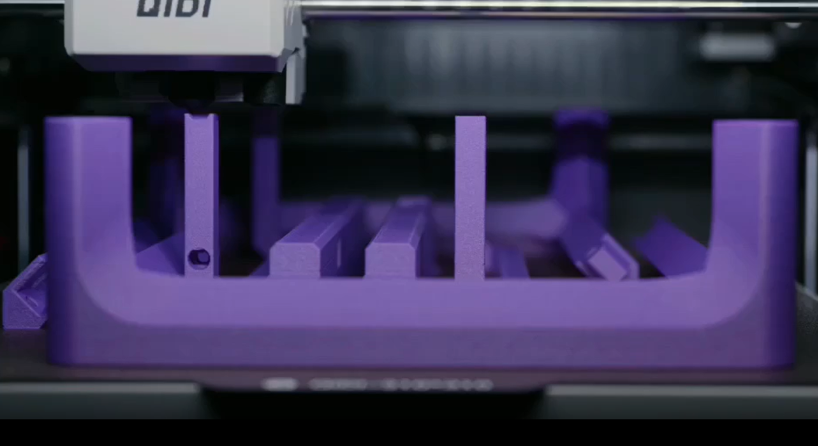 高性能3D打印机使用紫色耗材进行打印作业