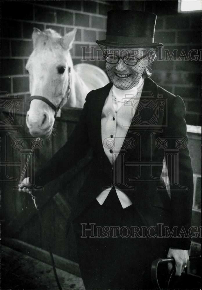 Press Photo Poster painting Charlotte Kneeland with Horse - tta23582