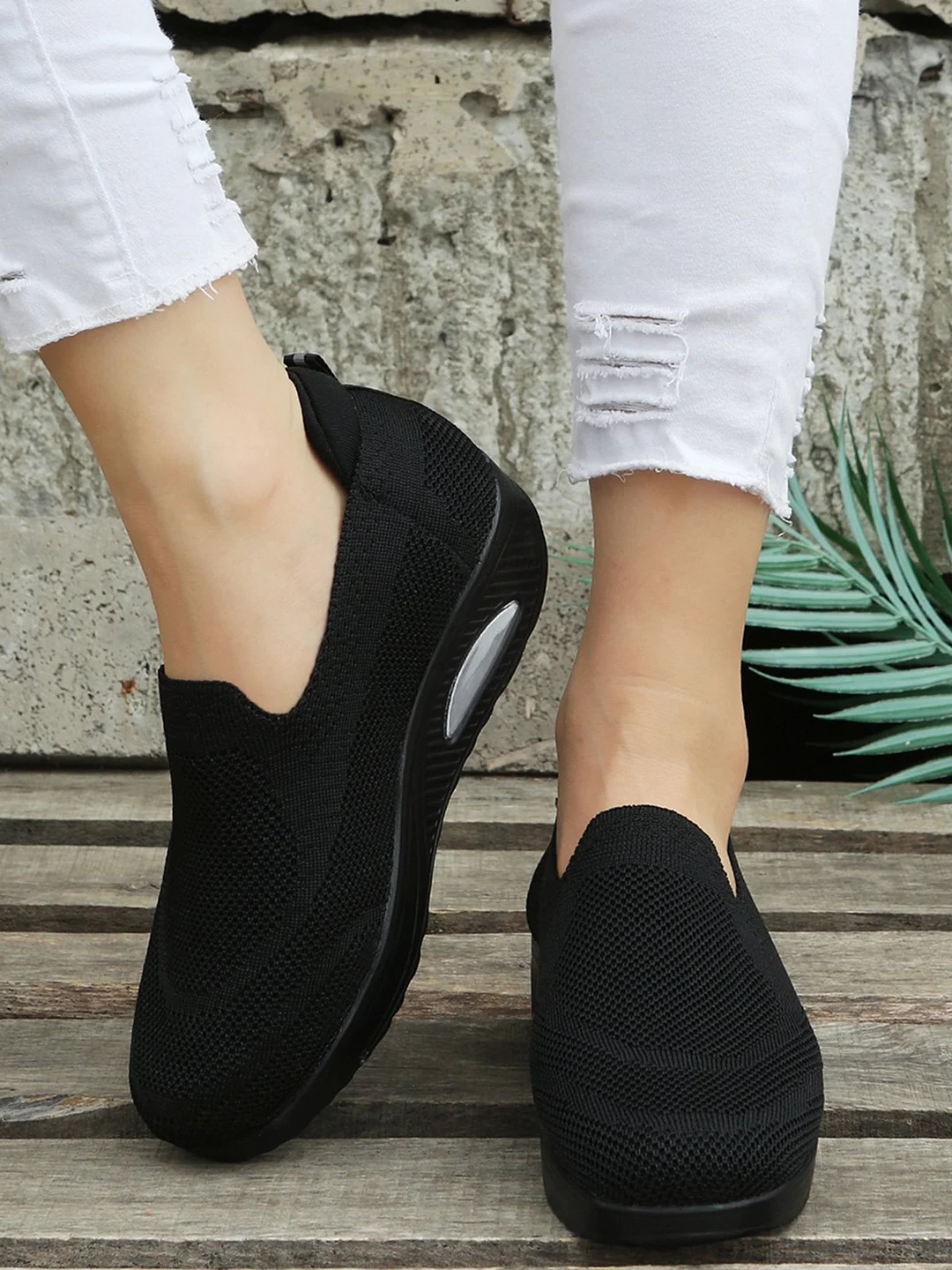 Contrasting Color Comfort Shock Absorbing Flyknit Sneakers