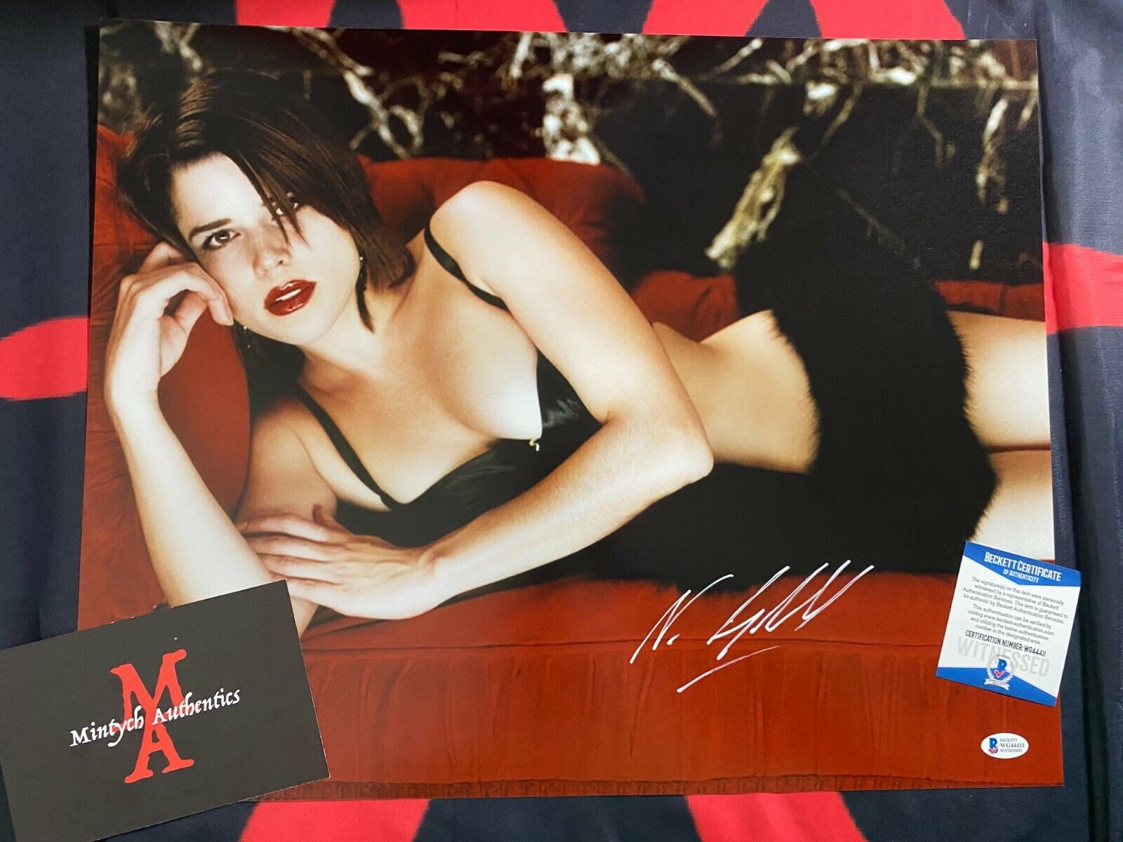 NEVE CAMPBELL AUTOGRAPHED SIGNED 16x20 Photo Poster painting! SCREAM! BECKETT COA! SIDNEY!