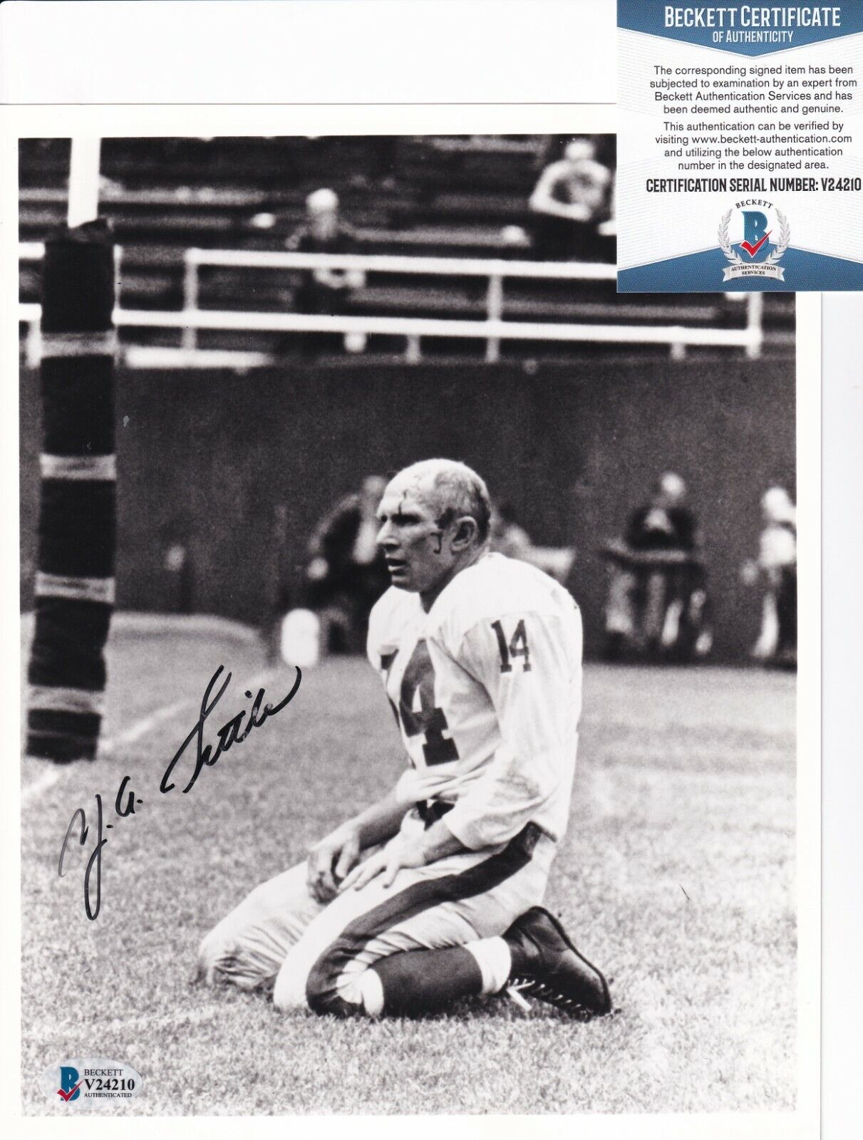 YA TITTLE signed (NEW YORK GIANTS) autograph Football 8X10 Photo Poster painting BECKETT V24210