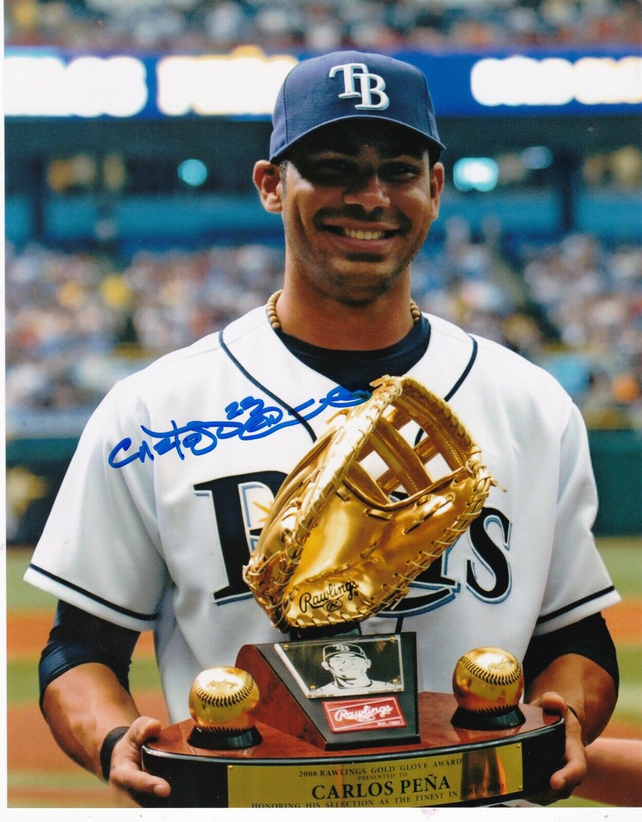 CARLOS PENA TAMPA RAYS 08 GOLD GLOVE ACTION SIGNED 8x10