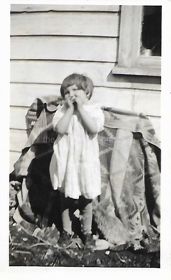 LITTLE GIRL Found Photo Poster paintingGRAPH bwOriginal Snapshot VINTAGE 09 12 K