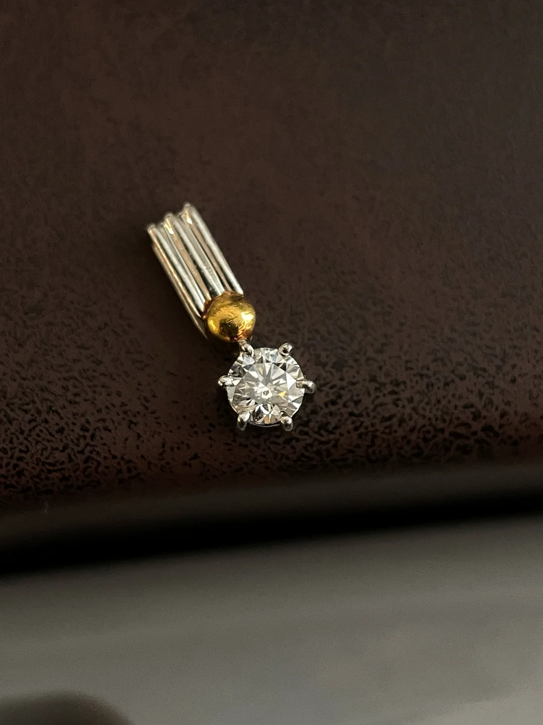 S294 品牌大颗粒钻石吊坠刻印纯金/PT900，钻石0.304ct，1.4g【品牌货顶级用钻，肉眼净度si，因为切工够好社交距离只能看到火彩，日常戴完全ok，肉眼可见白闪噼里啪啦爆火彩，有品牌刻印，黄金部分根据刻印也许是纯金，不含链】