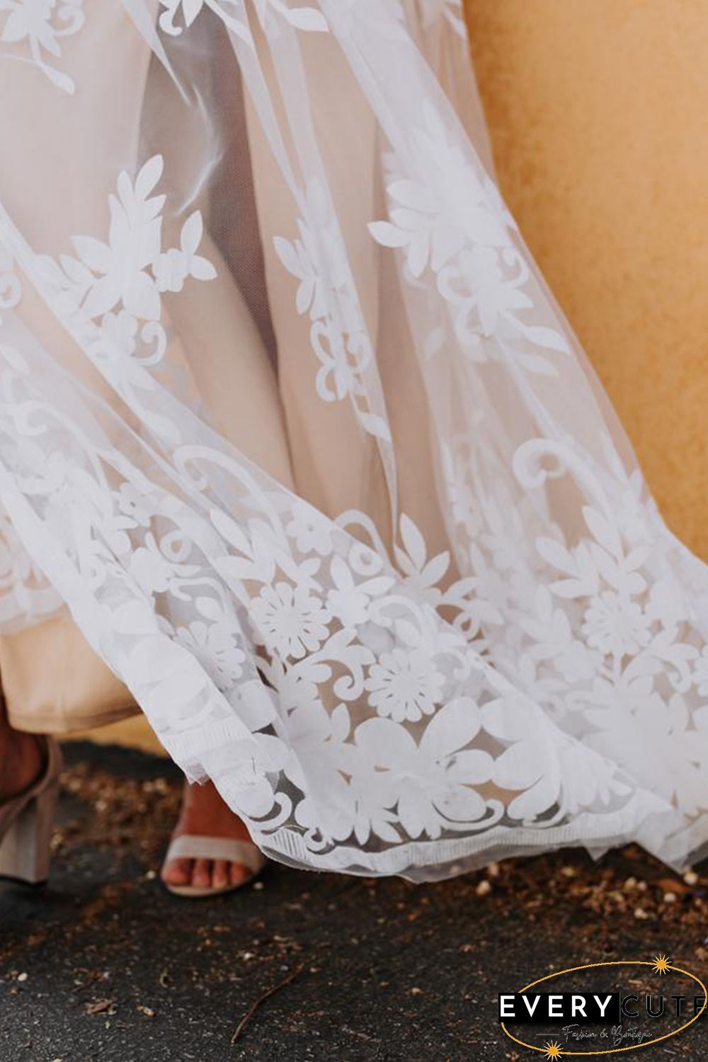 White Lace Contrast Backless Spaghetti Straps Maxi Dress