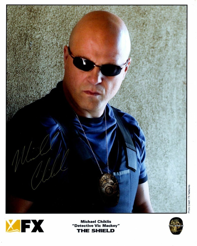 Michael chiklis signed autographed the sield vic mackey Photo Poster painting