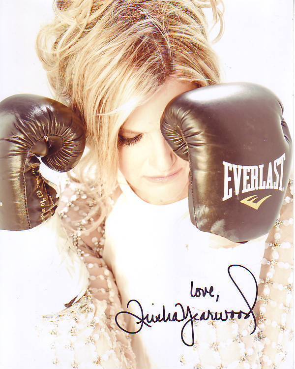 TRISHA YEARWOOD signed autographed EVERLAST BOXING Photo Poster painting