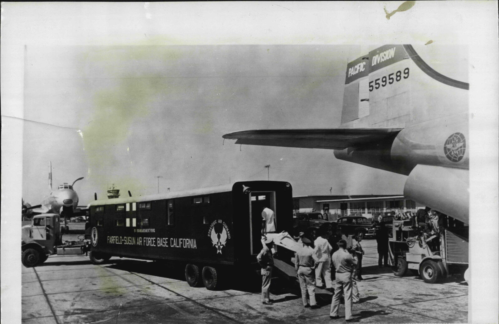 Wounded Offloaded From C-97 MATS Airplane 1950 Korea War Press Photo Poster painting