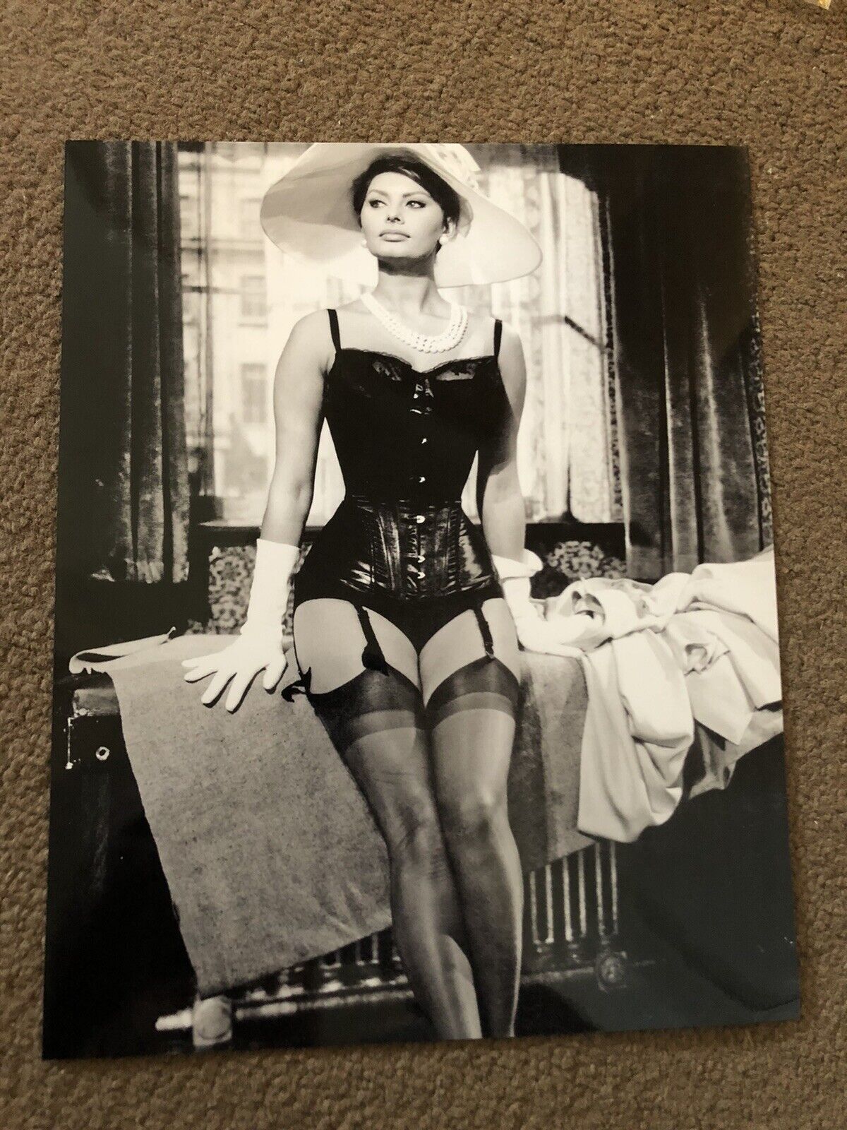 SOPHIA LOREN (ACTRESS) UNSIGNED Photo Poster painting- 10x8”