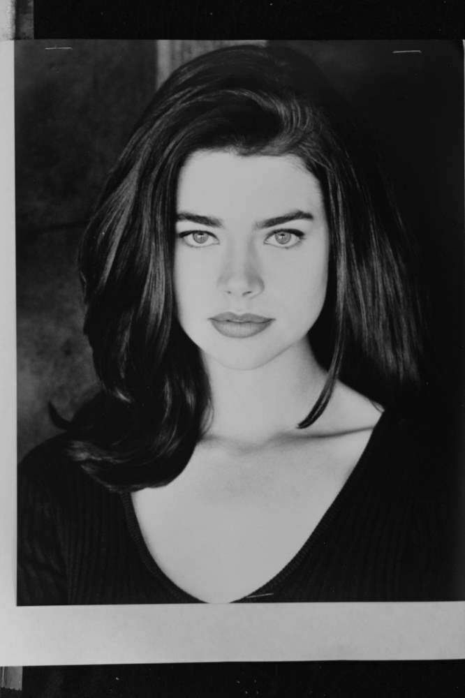 Denise Richards - 8x10 Headshot Photo Poster painting with Resume - Starship Troopers