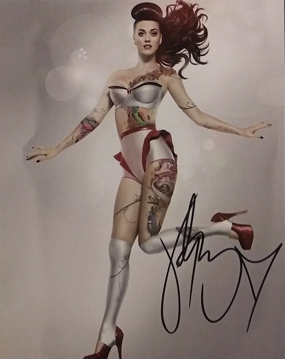 Katy Perry signed 8 x 10 COA