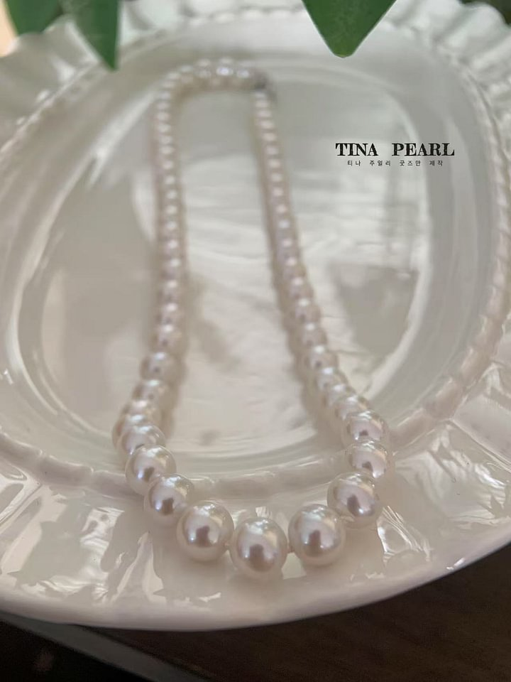 TINA PEARL Perfect Round, shiny pearl necklace (9-10 mm).The totalis approximately 42 - 45 centimeters
