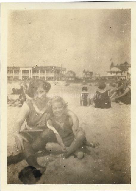 Vintage SMALL FOUND Photo Poster paintingGRAPH bw A DAY AT THE BEACH Original Portrait 19 26 F