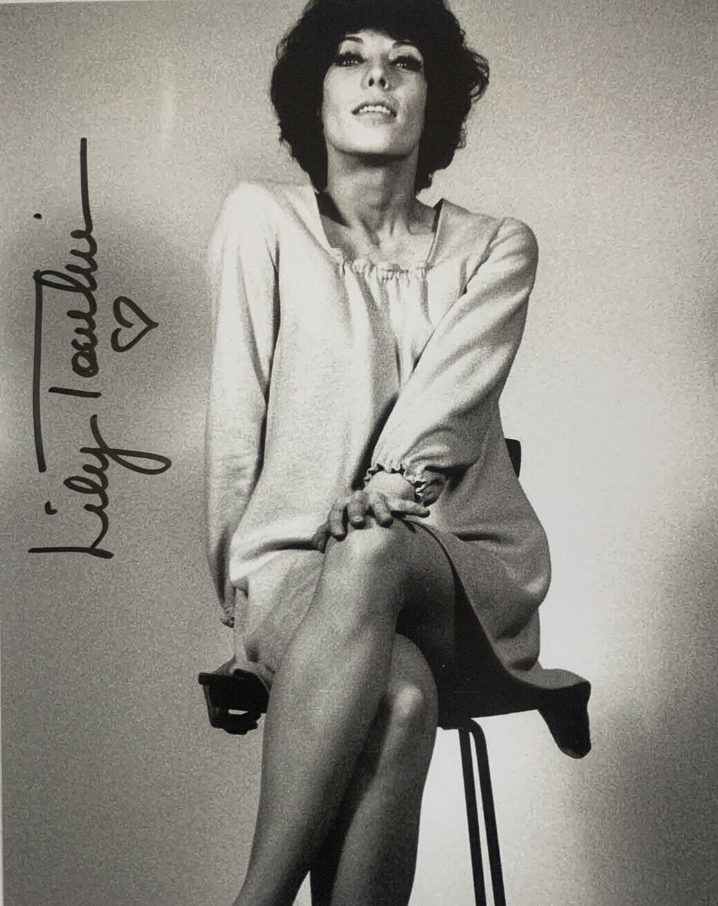 LILY TOMLIN HAND SIGNED 8x10 Photo Poster painting COMEDY ACTRESS AUTHENTIC AUTOGRAPH RARE COA