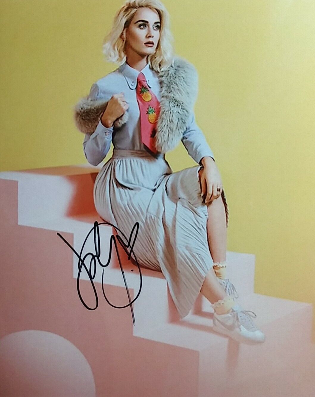 Katy Perry signed 8 x 10