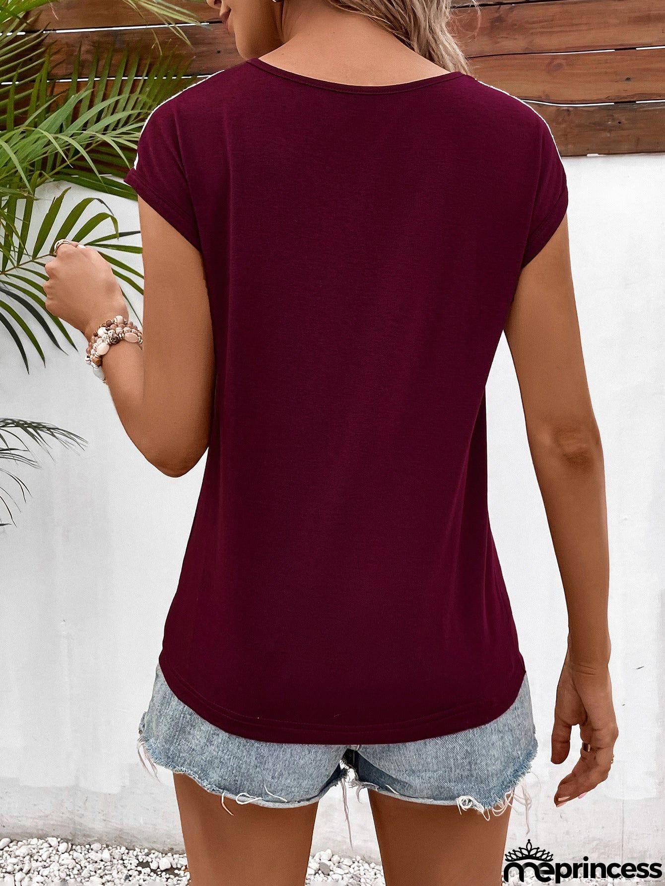 Spliced Lace V-Neck Twisted Hem Tee