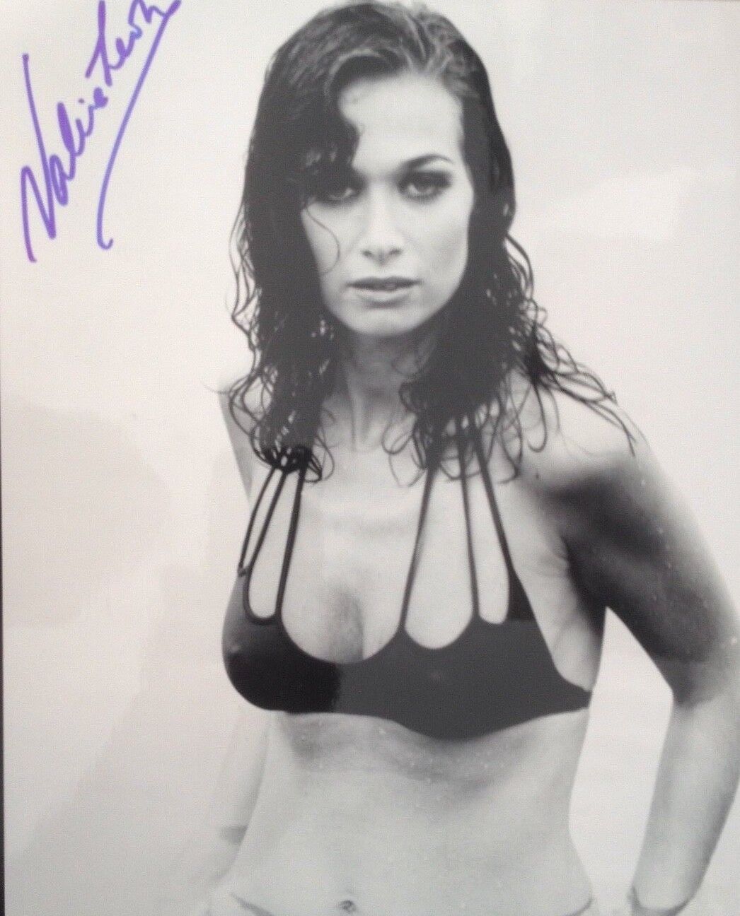 VALERIE LEON - GREAT BRITISH FILM ACTRESS - SIGNED B/W BIKINI Photo Poster paintingGRAPH