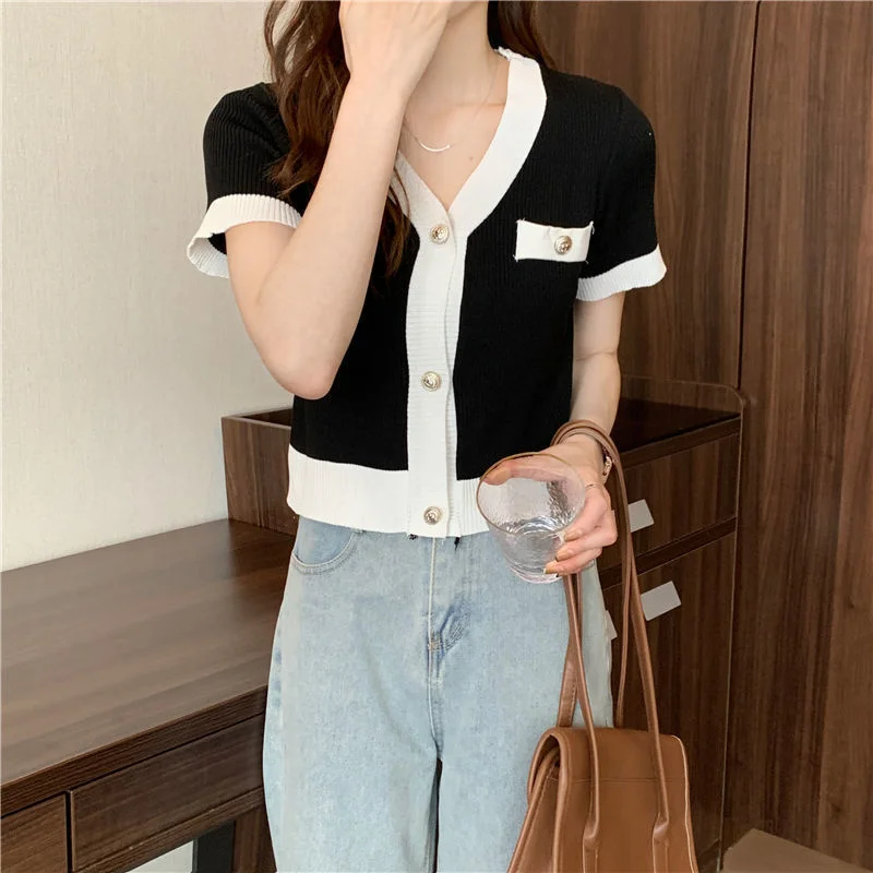 Uveng Uveng New Summer Temperament Age Reduction Knitted Short-Sleeved T-Shirt Women's Color V-Neck Unique Special Blouse Tide