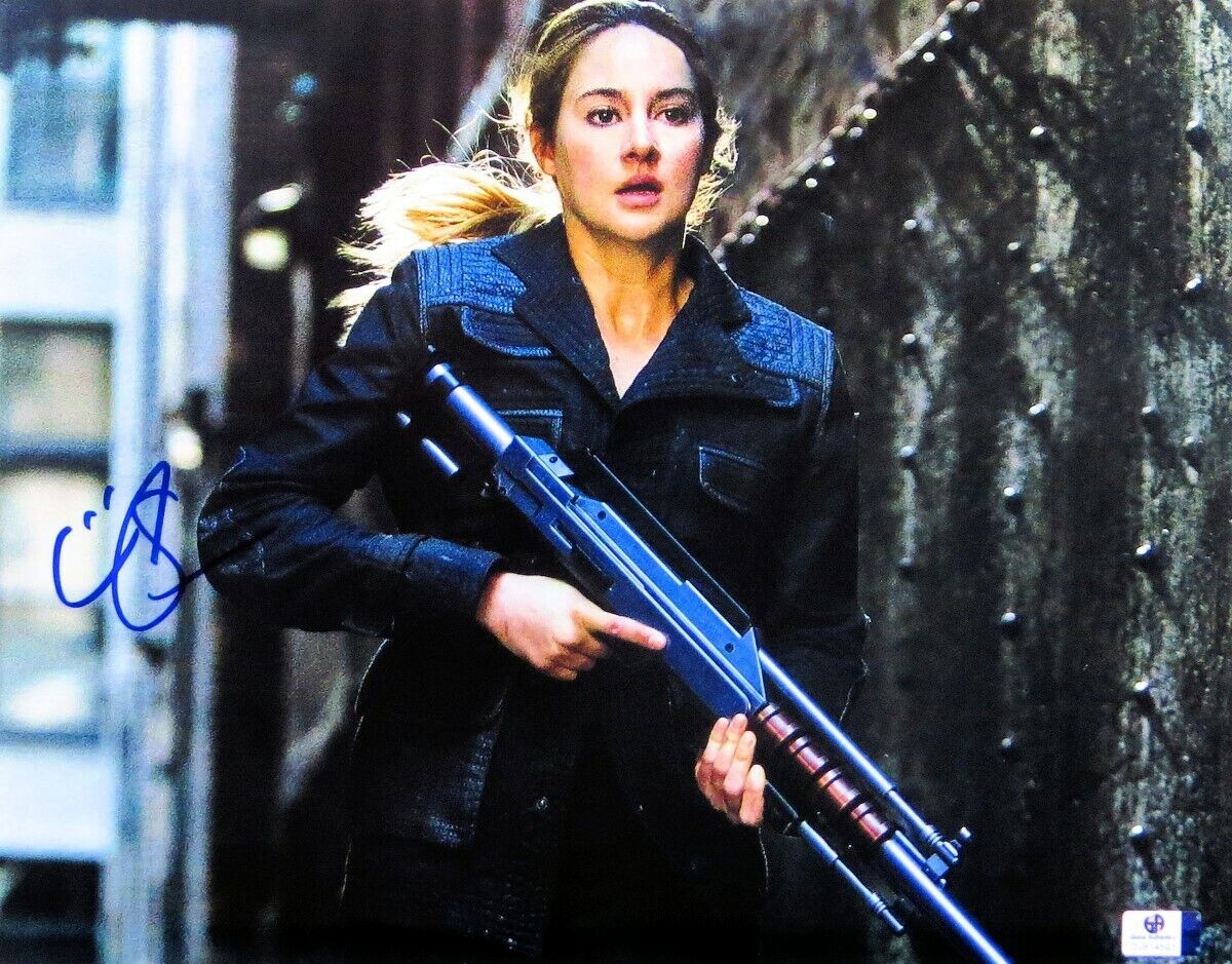 Shailene Woodley Signed Autographed 11X14 Photo Poster painting Divergent with Gun GV814593