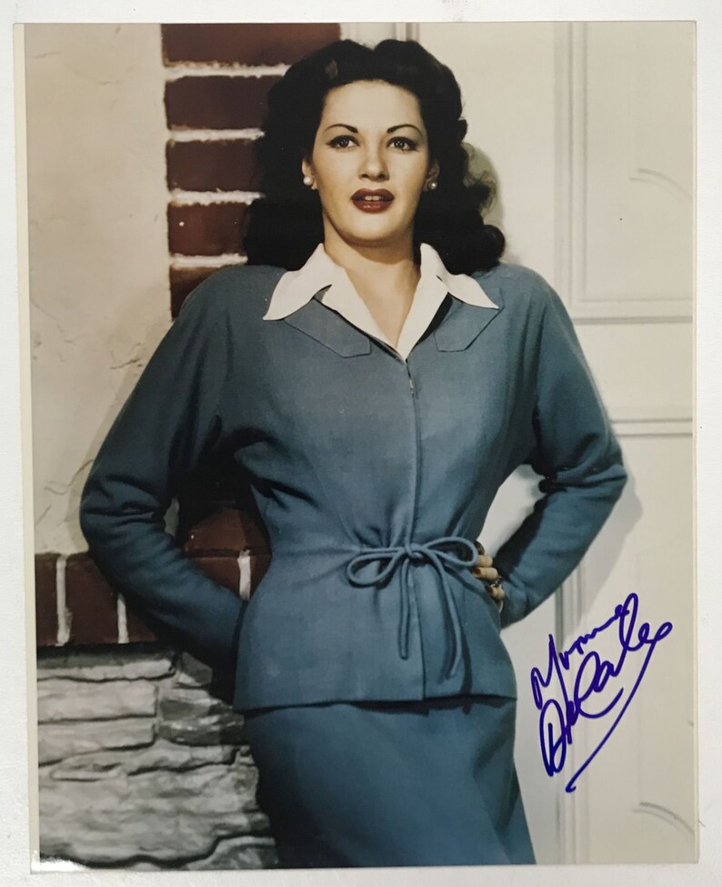 Yvonne De Carlo (d. 2007) Signed Autographed Glossy 8x10 Photo Poster painting - COA Matching Holograms