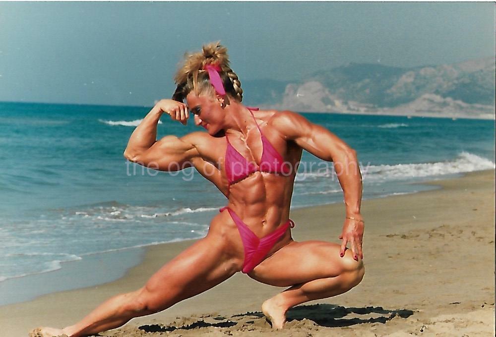 FEMALE BODYBUILDER 80's 90's FOUND Photo Poster painting Color MUSCLE PRETTY WOMAN EN 22 47 M