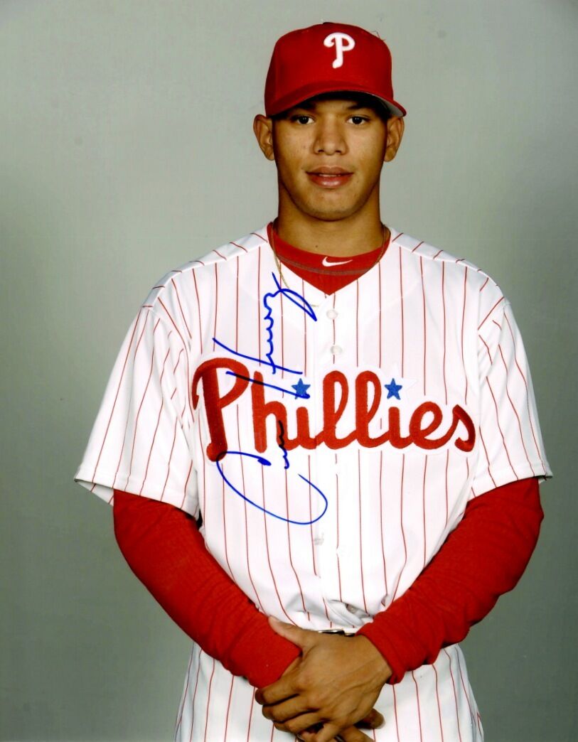 Signed 8x10 CESAR HERNANDEZ Philadelphia Phillies Autographed Photo Poster painting - COA