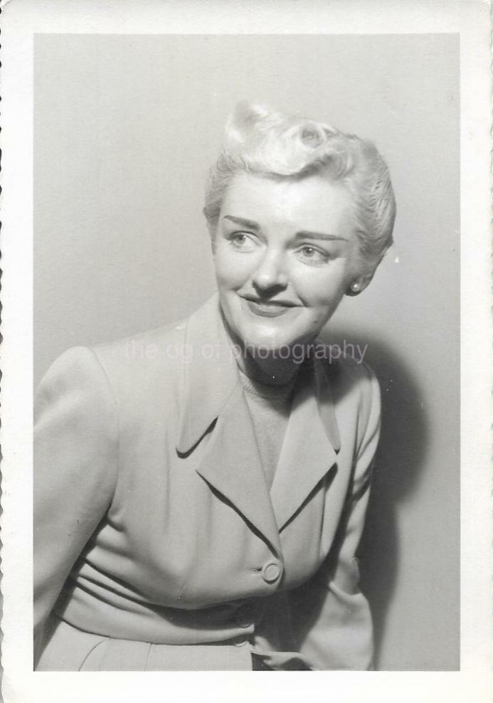 Found Photo Poster paintinggraph bw PORTRAIT OF A WOMAN Original 1940′s VINTAGE 17 49 W