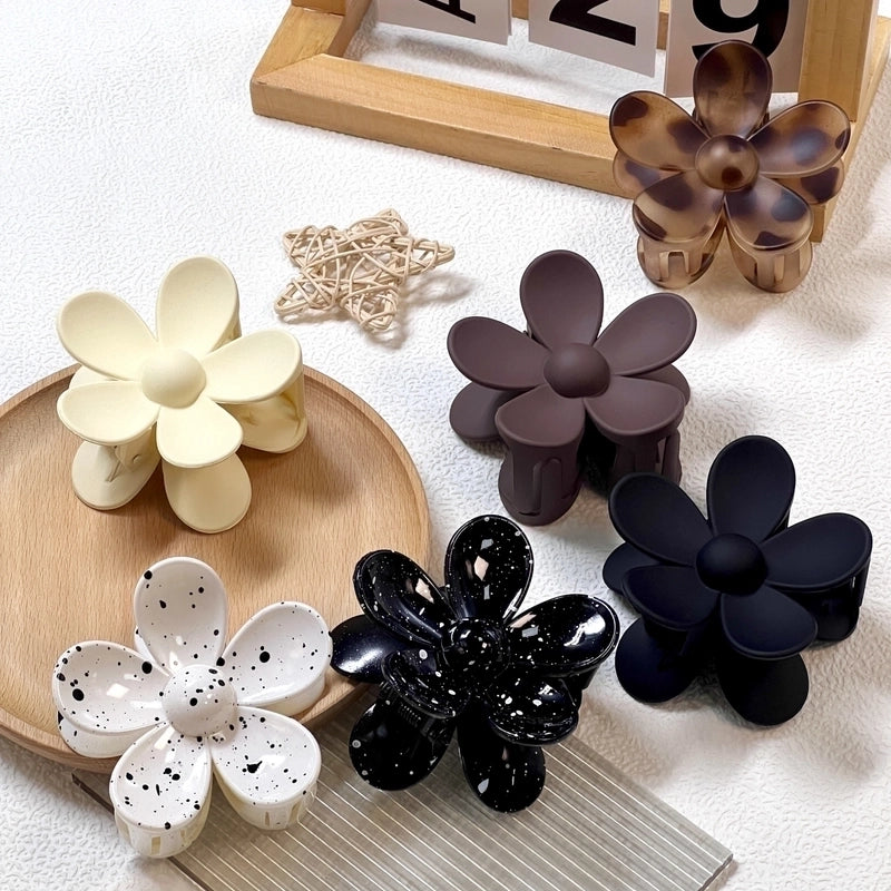 Sweet Minimalist Women’s Flower Plastic Hair Claws