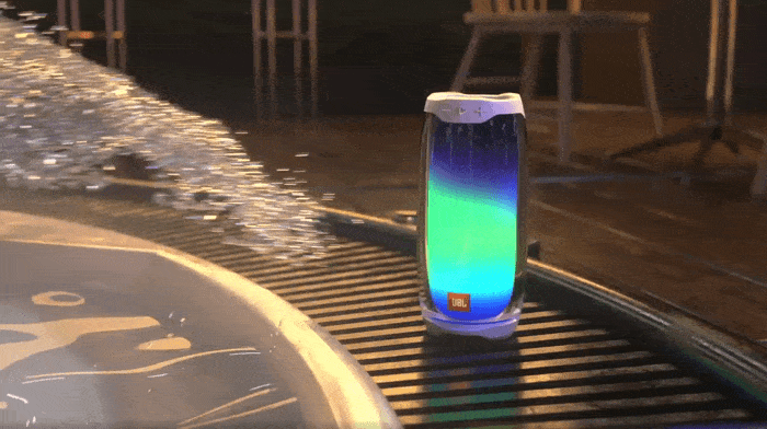 Altoparlante portatile JBL Pulse 4 con retroilluminazione multicolore e bianco impermeabile