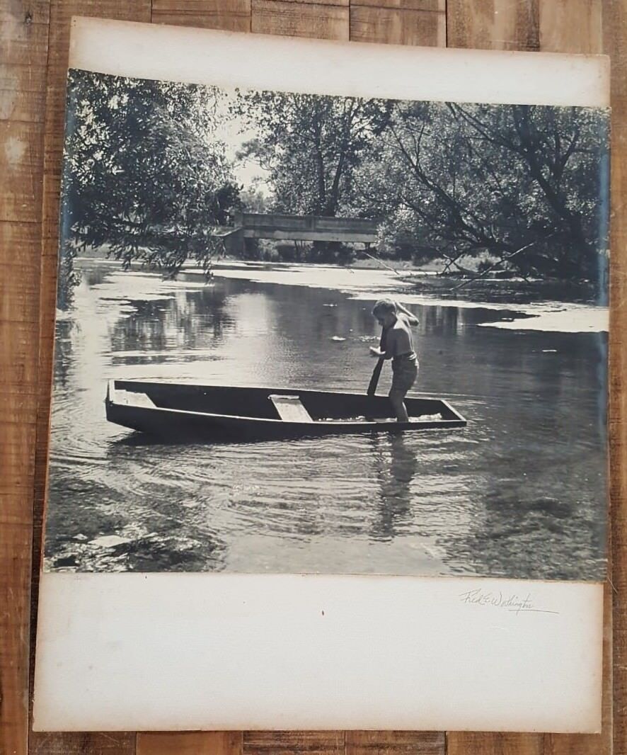 B / Mit , Antik Foto (Jungen IN Boot) Von Fred E.Worthington - Signiert / Circa