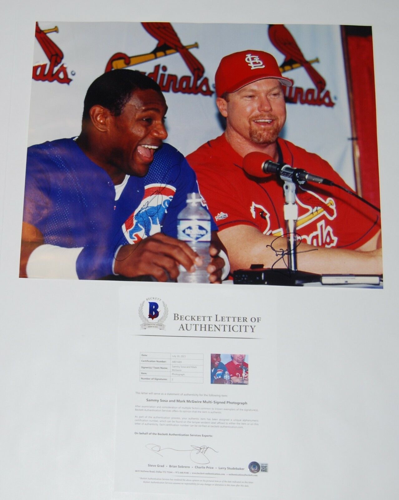 SAMMY SOSA and MARK MCGWIRE signed 16x20 Cubs Cardinals 62 BECKETT BAS AB01689