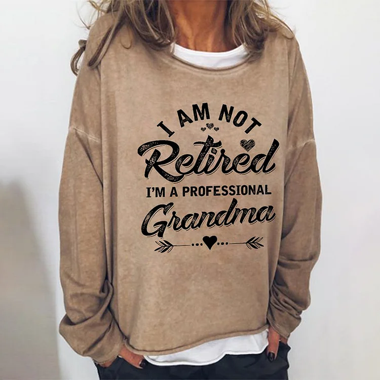 Wearshes I AM NOT RETIRED I AM A PROFESSIONAL GRANDMA Print Sweatshirt