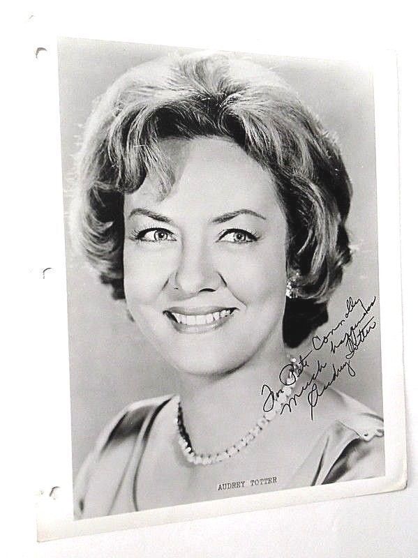 AUDREY TOTTER Autographed 8x10 Photo Poster painting 40's FIlm ACTRESS Postman RINGS TWICE PC763