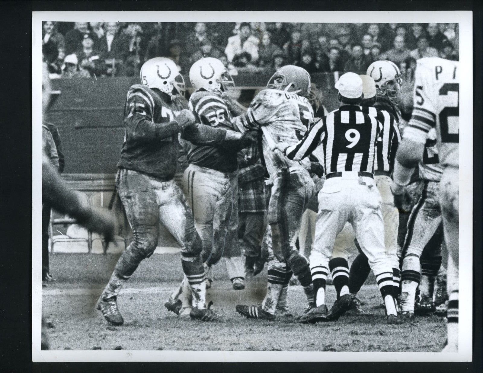 1971 Press Photo Poster painting Baltimore Colts FIGHT with Cleveland Browns Ray May Garrington