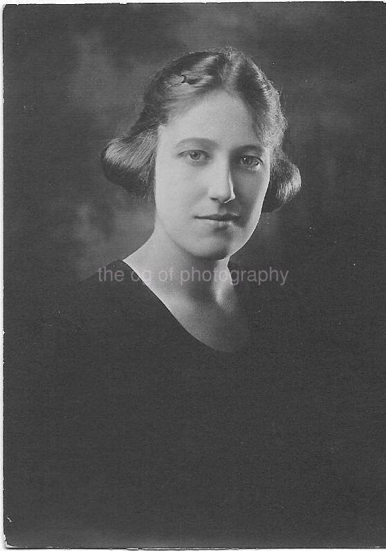 PORTRAIT OF A WOMAN Vintage FOUND Photo Poster paintingGRAPH bwOriginal 11 3 K