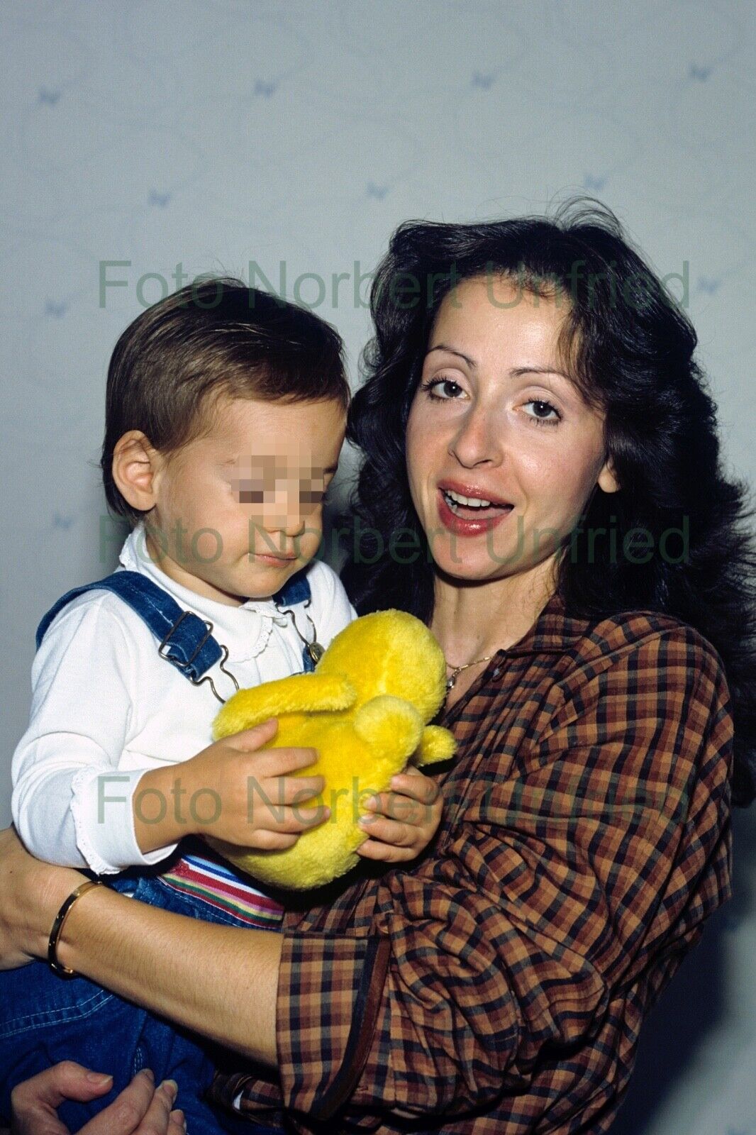 Vicky Leandros With Child - Photo Poster painting 20 X 30 CM Without Autograph (Nr 2-306