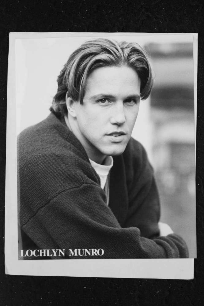 Lochlyn Munro - 8x10 Headshot Photo Poster painting w/ Resume - SCARY MOVIE