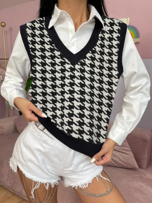 Women's V-Neck Sleeveless Graphic Knit Sweater Top