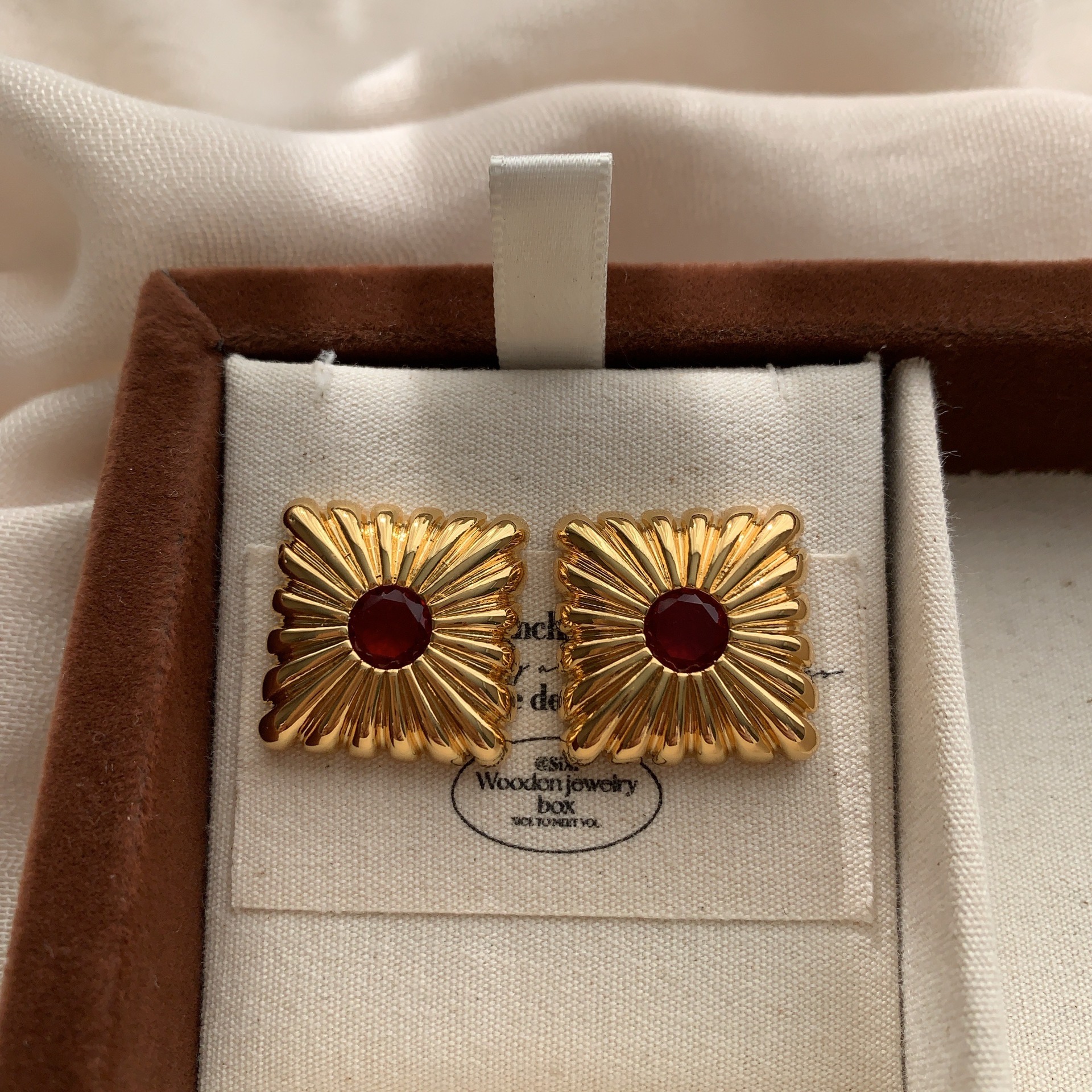 Gold square radial stud earrings for women regal and luxurious fashionable and unique three-dimensional and minimalist style