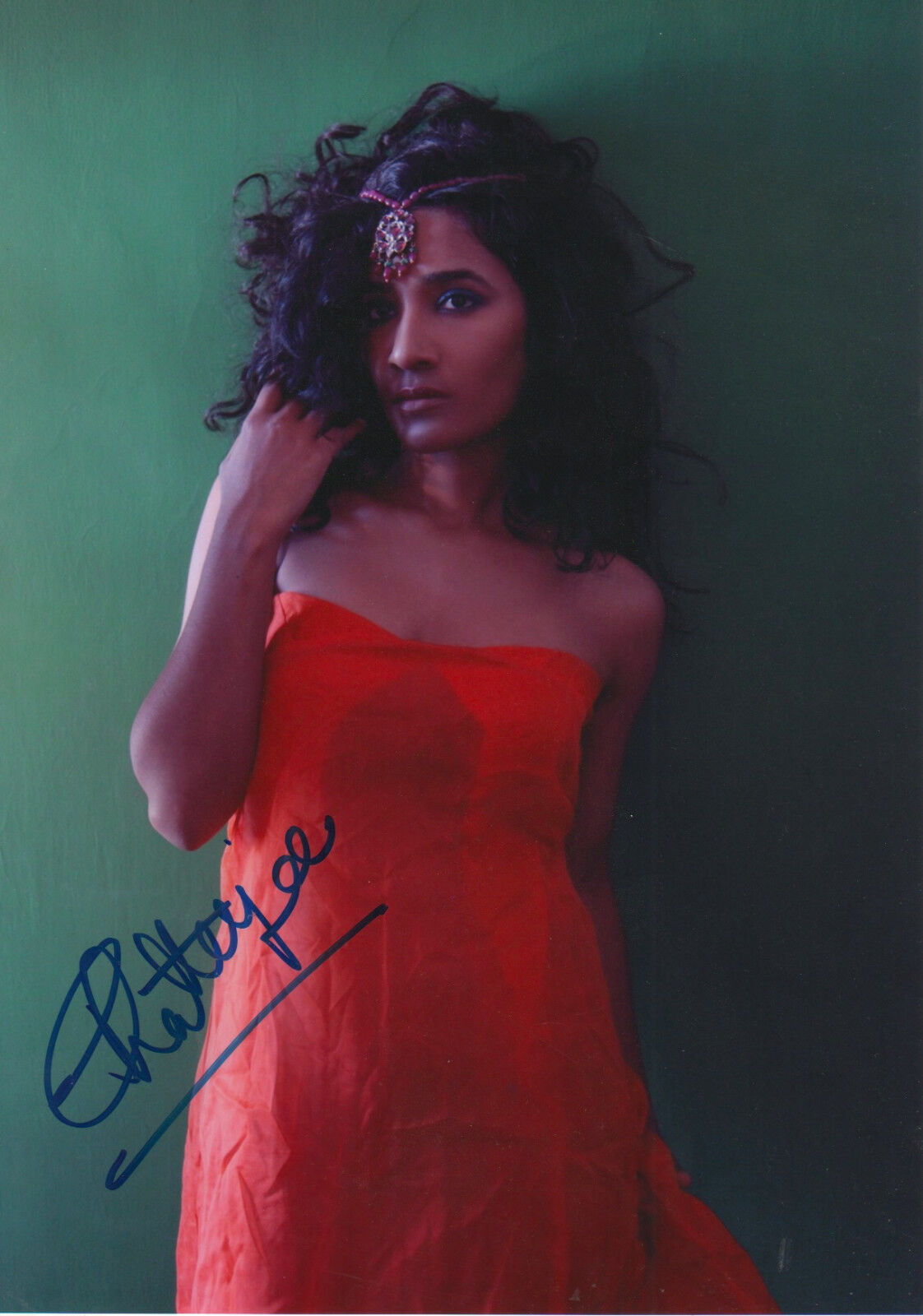 Tannishtha Chatterjee signed 8x12 inch Photo Poster painting autograph