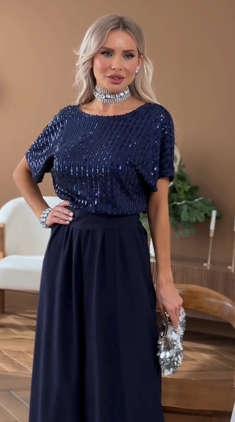 Garnitur z krótkim rękawem i okrągłym dekoltem, ozdobiony cekinami.