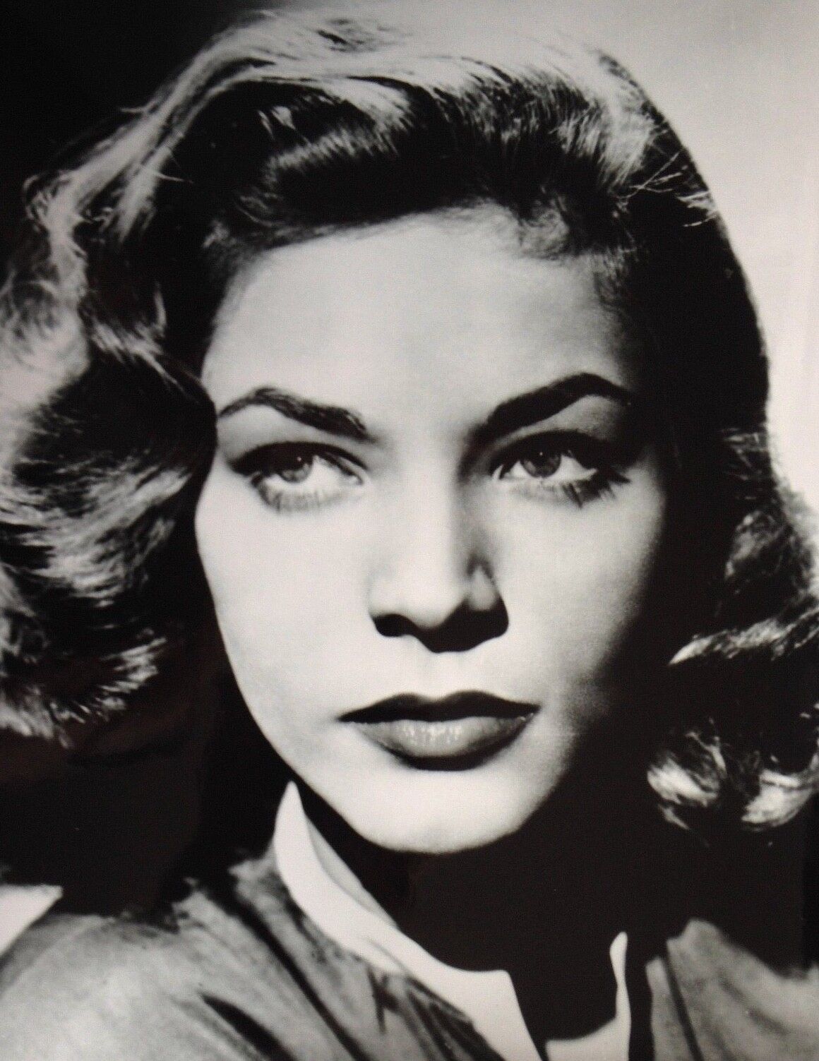 LAUREN BACALL ( 5 ) - LEGENDARY HOLLYWOOD ACTRESS - SUPERB UNSIGNED Photo Poster paintingGRAPH