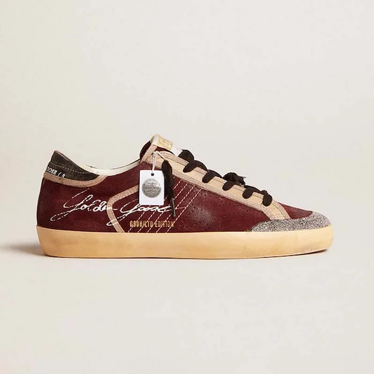 Golden Goose Super-Star Penstar Men LAB de ante burdeos con estrella perforada