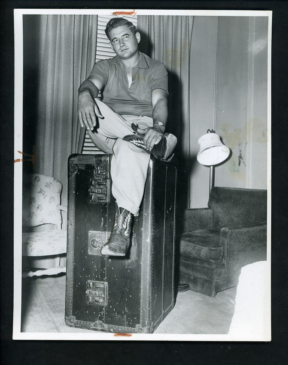 Early Wynn traveling trunk 1953 Press Photo Poster painting Cleveland Indians