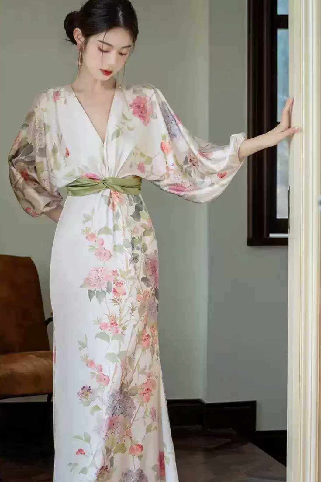  Kimono Robe Vintage Hong Kong Style White with Colorful Floral Kimono -なつのふぁっしょんまつり Stupa Stones