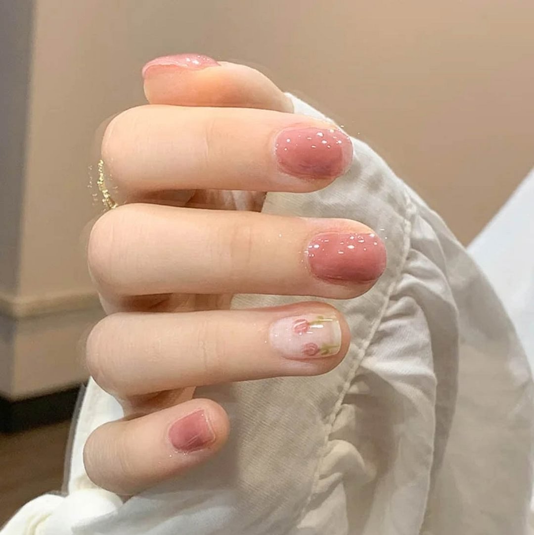 24pcs false nails with a pattern Tulip Printed Nail Patch Nude Color Glue Type Removable Short Paragraph Fashion Manicure