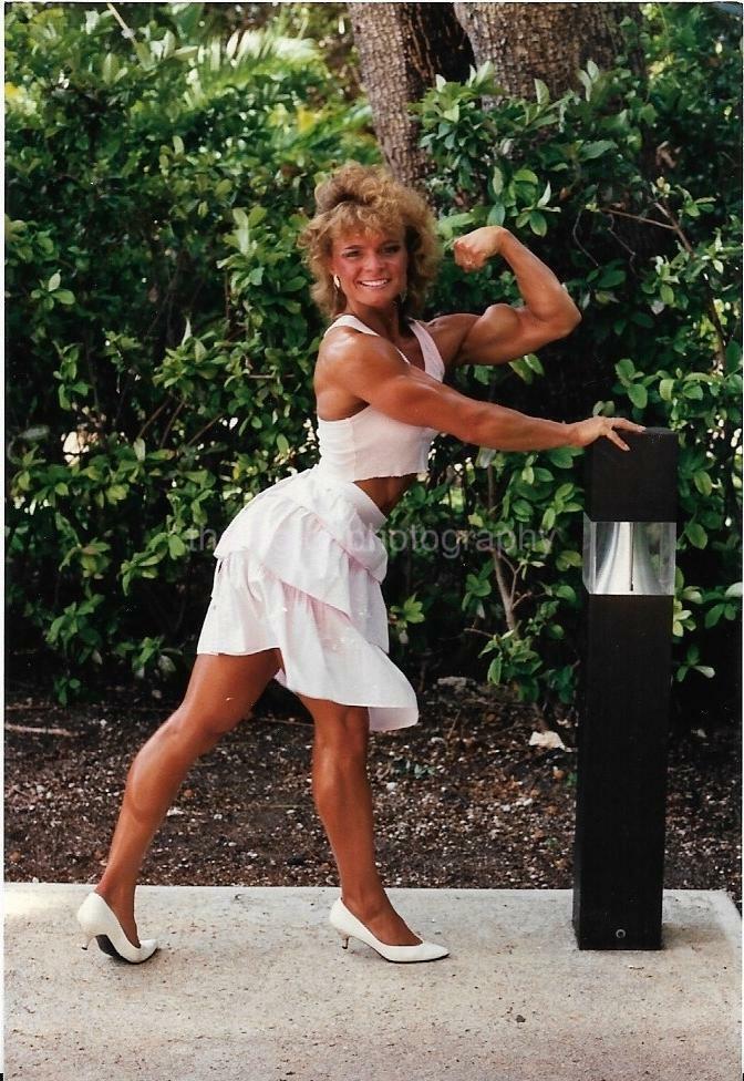 FEMALE BODYBUILDER 80's 90's FOUND Photo Poster painting Color MUSCLE WOMAN Original EN 17 27 B