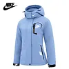 NIKE&reg; női sz&eacute;l- &eacute;s v&iacute;z&aacute;ll&oacute; kab&aacute;t l&eacute;g&aacute;teresztő GORE-TEX&reg; membr&aacute;nnal a meleg &eacute;s k&eacute;nyelmes viselet&eacute;rt.