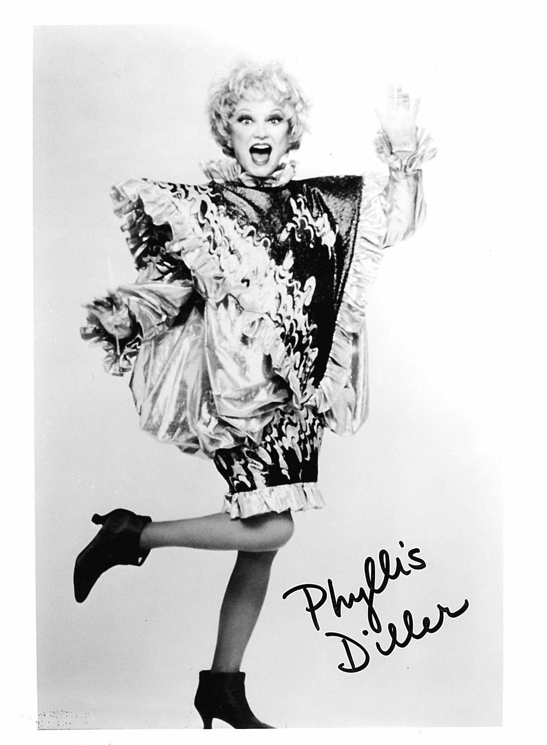 PHYLLIS DILLER, COMEDIAN SIGNED 8X10 WITH COA